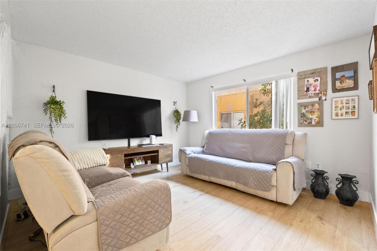 6235 Kendale Lakes Cir , Unit 247, Miami, FL 33183 Photo