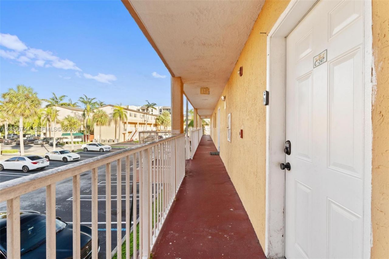 6235 Kendale Lakes Cir , Unit 247, Miami, FL 33183 Photo
