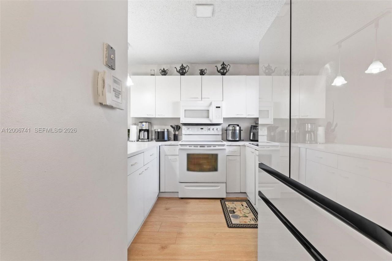 6235 Kendale Lakes Cir , Unit 247, Miami, FL 33183 Photo