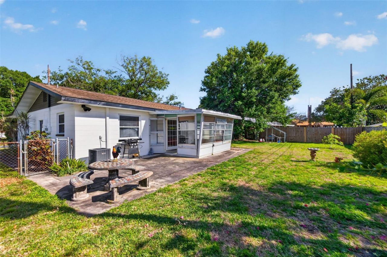 233 NW Madison Circle N, Saint Petersburg, FL 33702 Photo