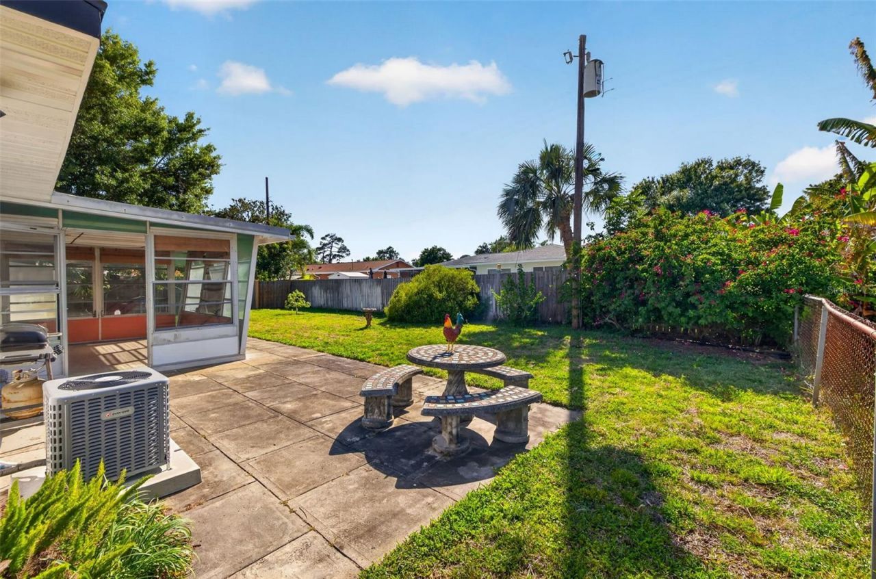 233 NW Madison Circle N, Saint Petersburg, FL 33702 Photo