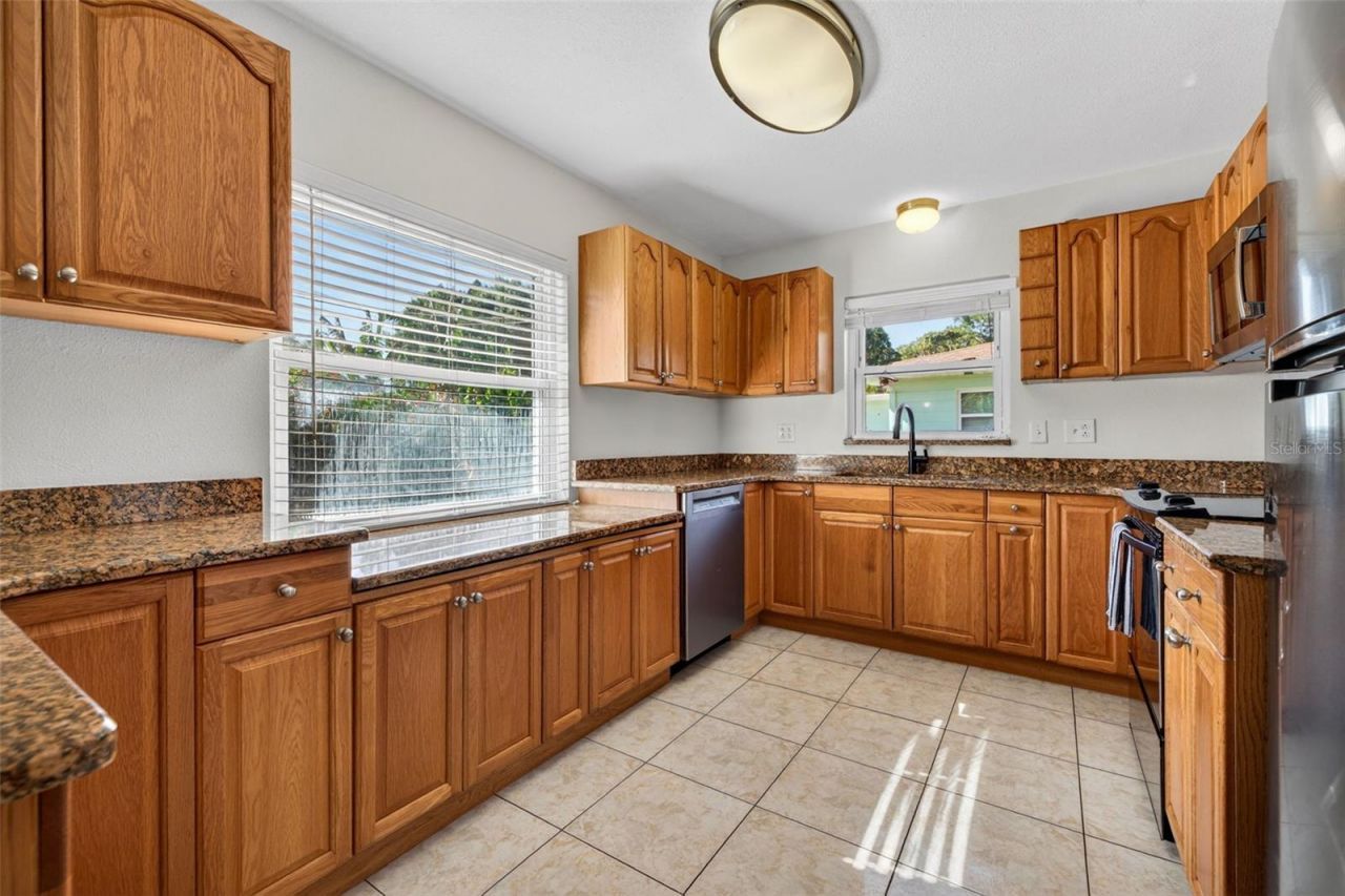 233 NW Madison Circle N, Saint Petersburg, FL 33702 Photo