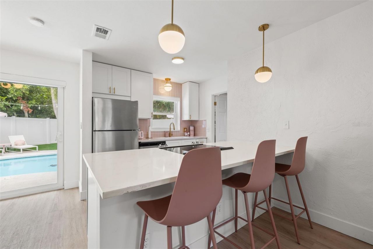 3755 Beach Drive Se, Saint Petersburg, FL 33705 Photo