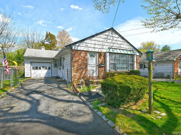 18 Kilburn Avenue , Huntington Station, NY 11746