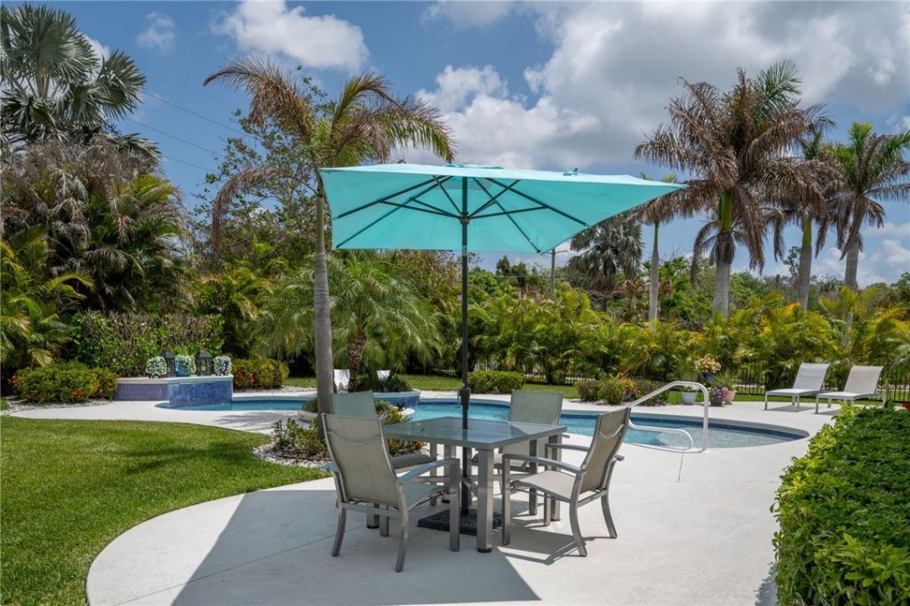 1195 Camelot Way, Vero Beach, FL 32966 Photo