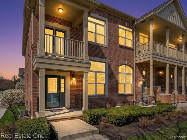402 Old Pine Way , Walled Lake, MI 48390