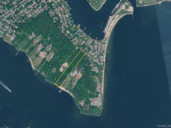 38 Old Neck Road S, Center Moriches, NY 11934