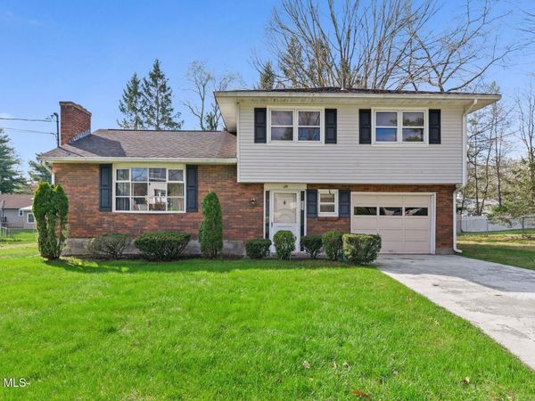 6 St Thomas Lane, Schenectady, NY 12304