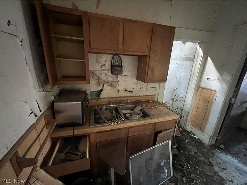 5996 Engel Avenue , Cleveland, OH 44127 Photo 6