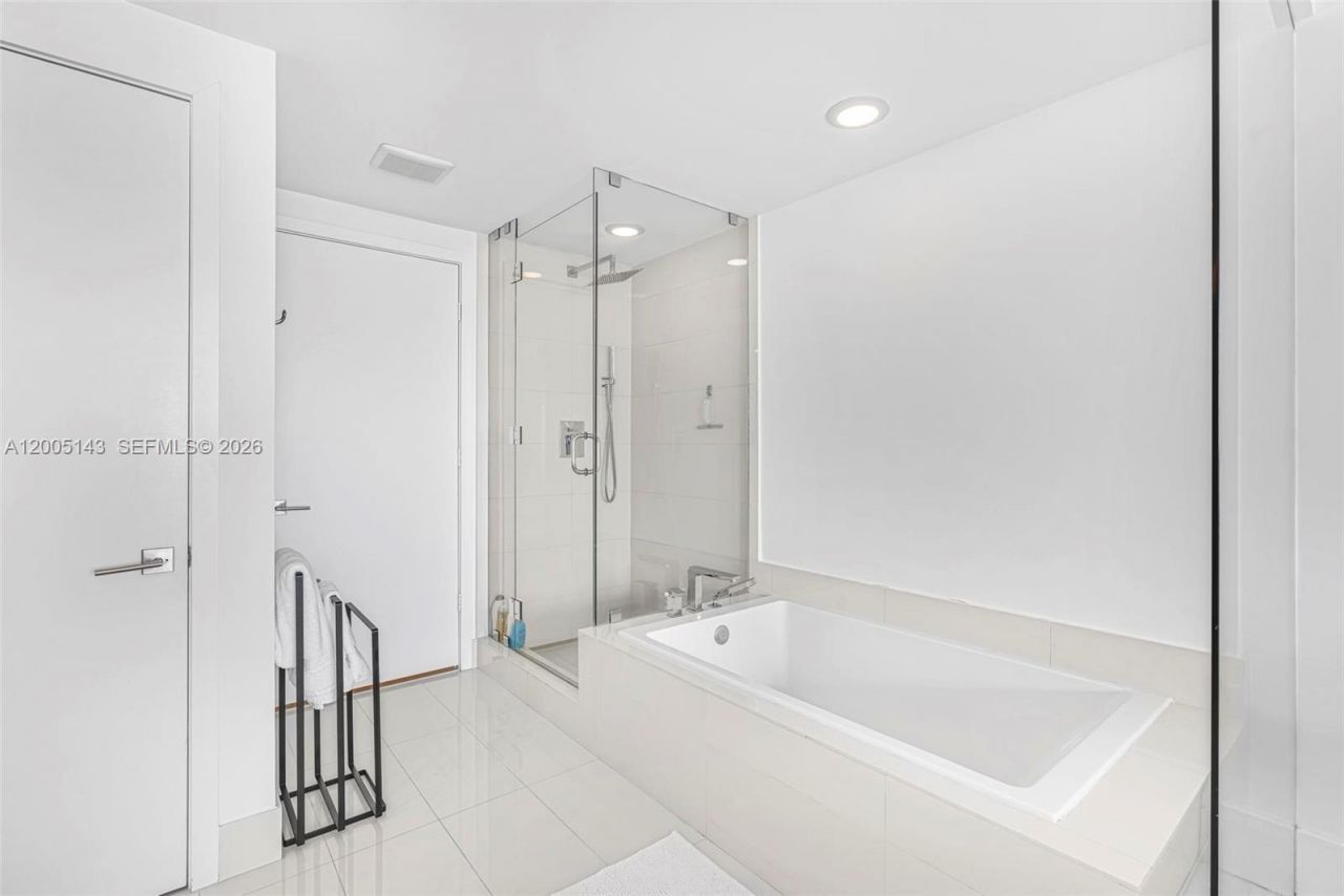 650 NE 32nd St, Unit 4903, Miami, FL 33137 Photo