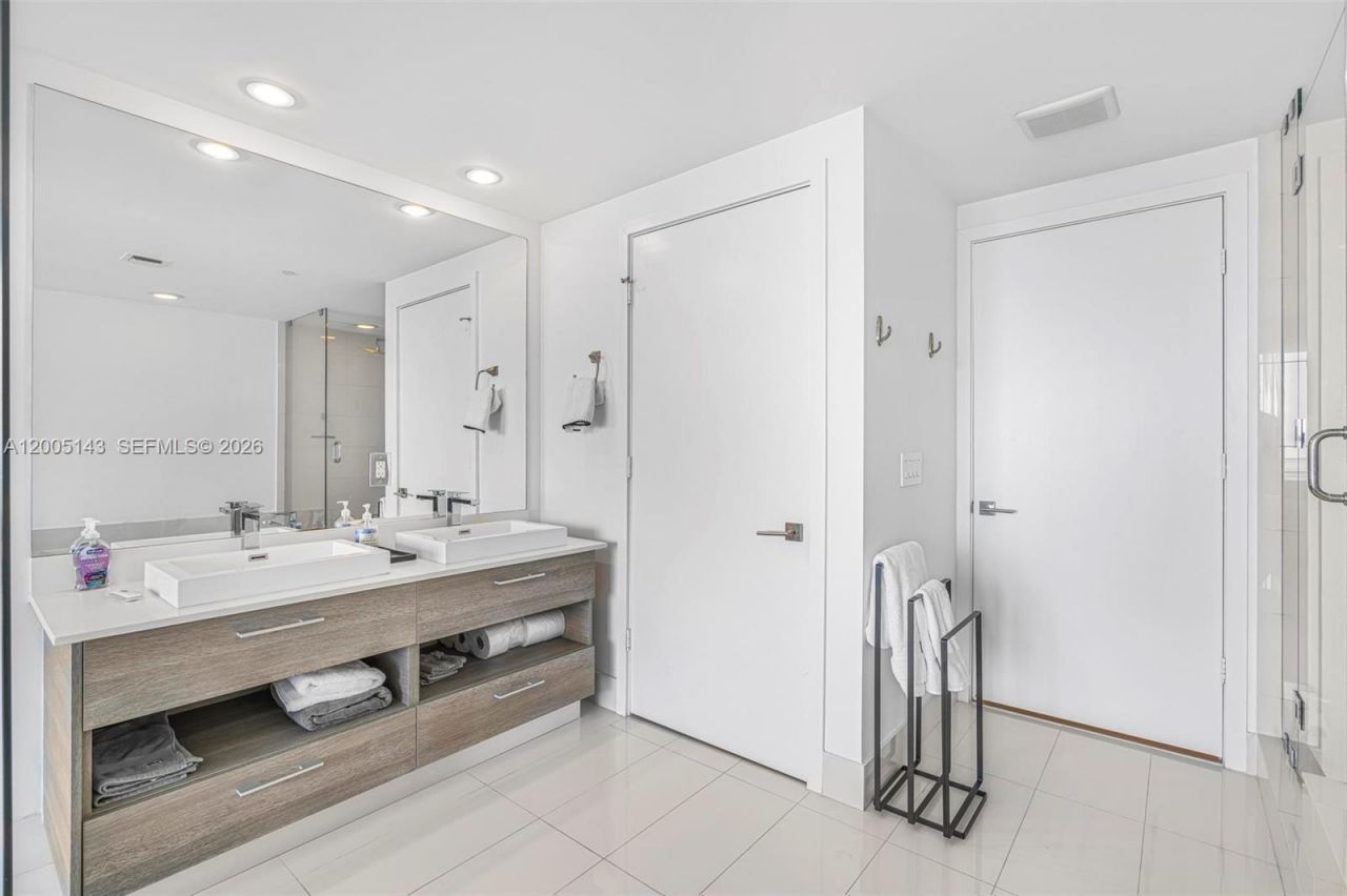 650 NE 32nd St, Unit 4903, Miami, FL 33137 Photo