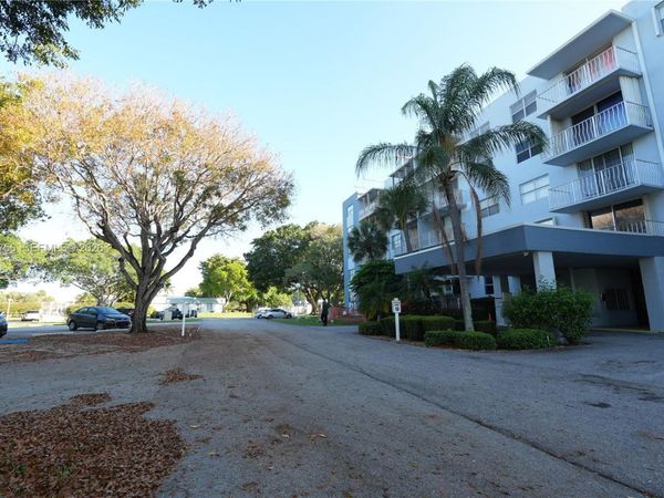 500 Executive Center Dr, Unit 1J, West Palm Beach, FL 33401