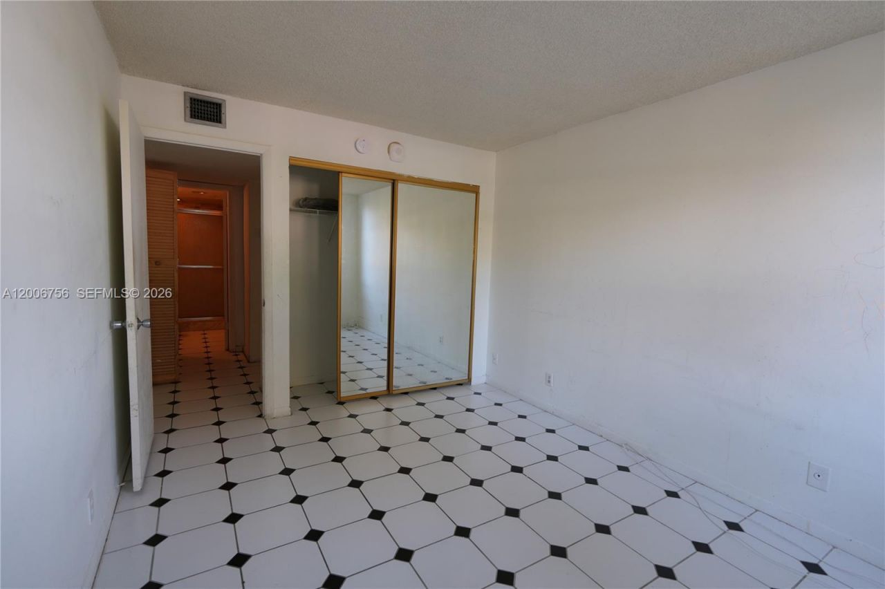 500 Executive Center Dr, Unit 1J, West Palm Beach, FL 33401 Photo