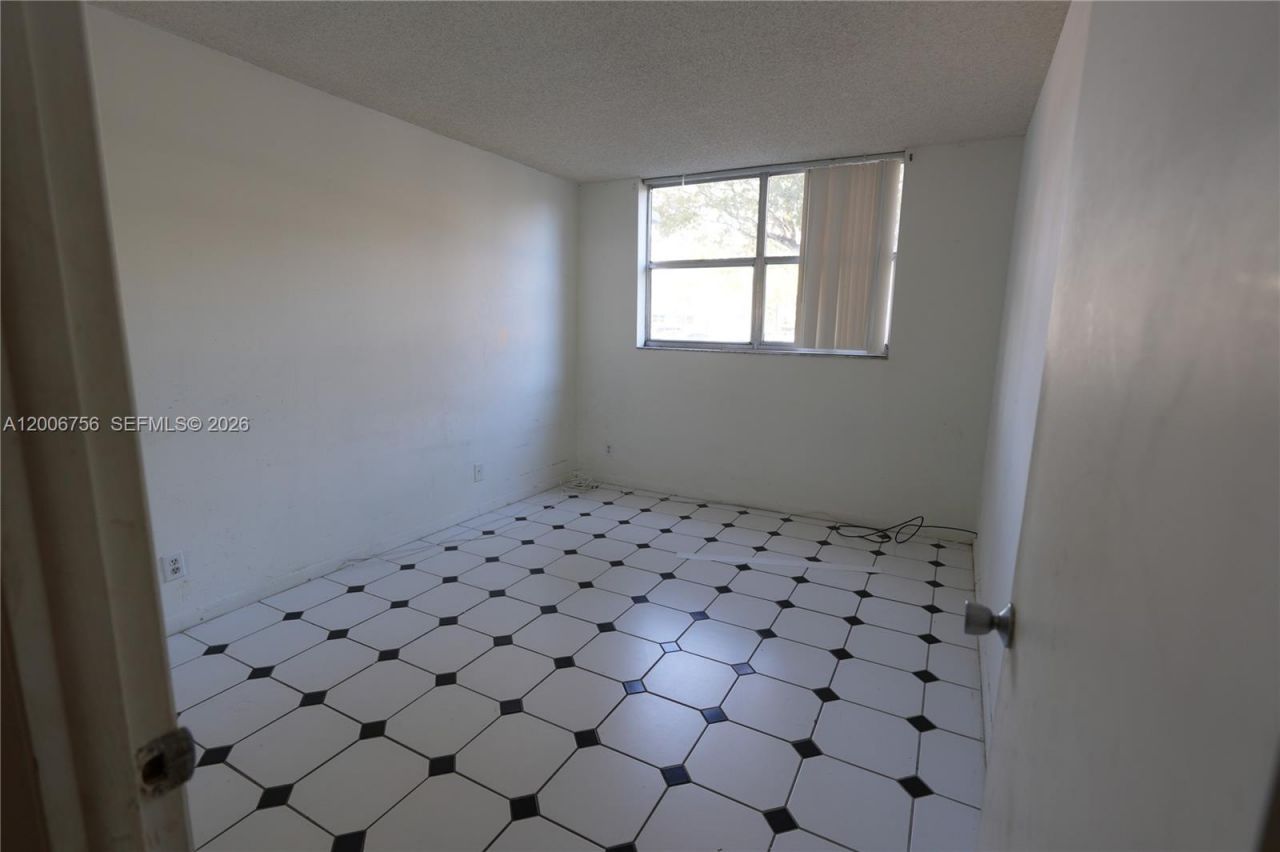 500 Executive Center Dr, Unit 1J, West Palm Beach, FL 33401 Photo