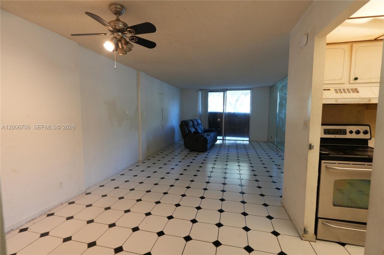 500 Executive Center Dr, Unit 1J, West Palm Beach, FL 33401 Photo