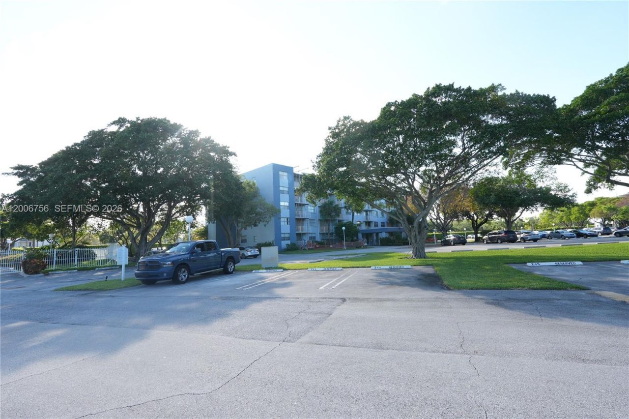 500 Executive Center Dr, Unit 1J, West Palm Beach, FL 33401 Photo
