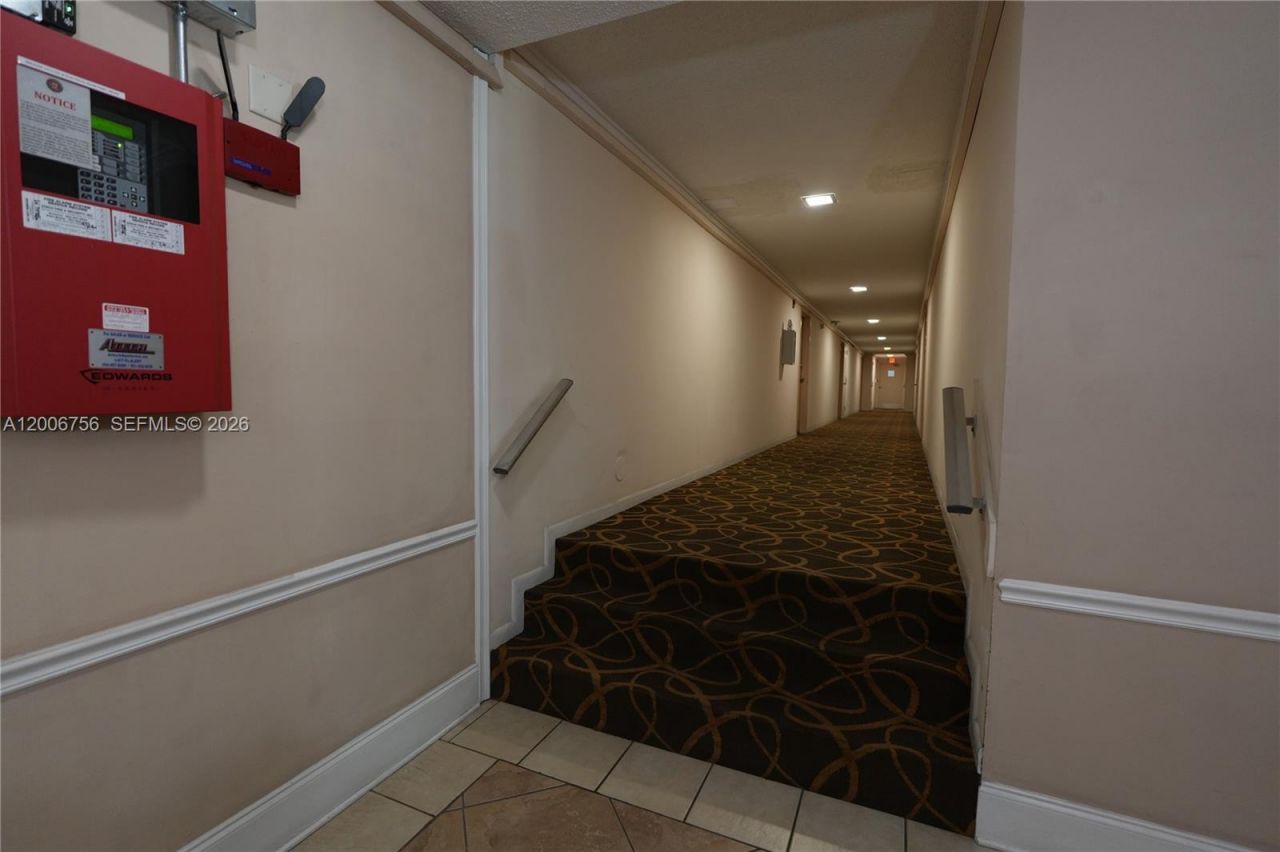500 Executive Center Dr, Unit 1J, West Palm Beach, FL 33401 Photo