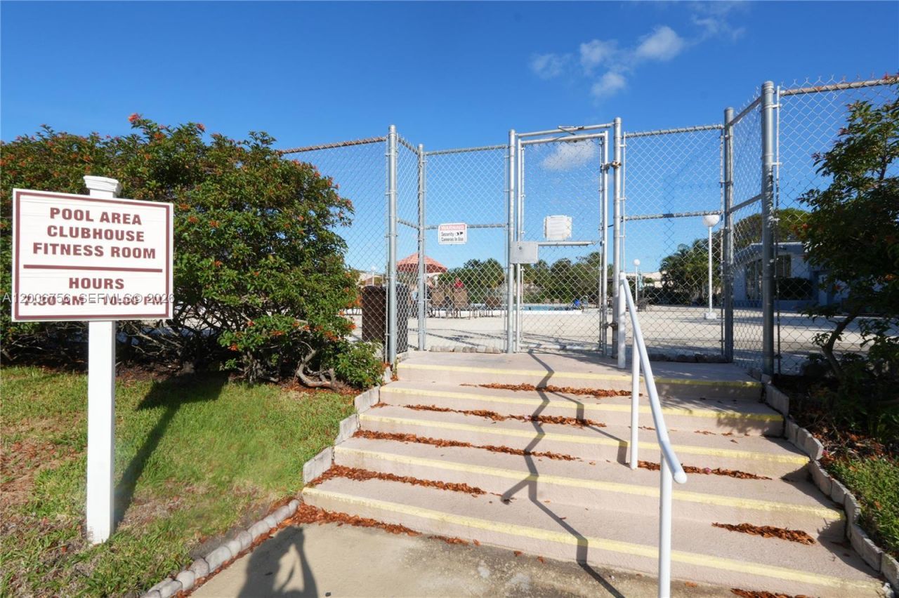500 Executive Center Dr, Unit 1J, West Palm Beach, FL 33401 Photo