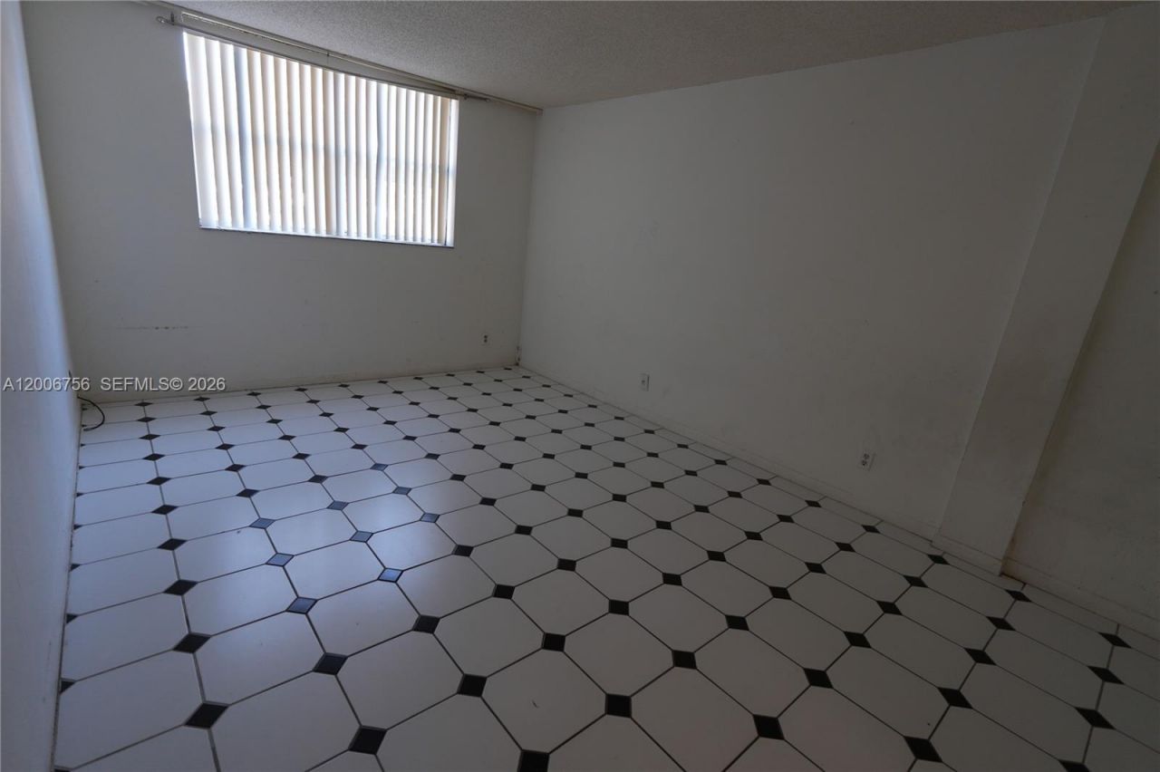 500 Executive Center Dr, Unit 1J, West Palm Beach, FL 33401 Photo