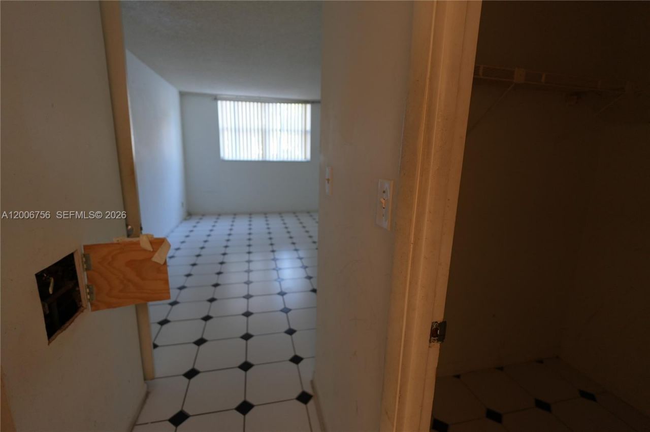 500 Executive Center Dr, Unit 1J, West Palm Beach, FL 33401 Photo