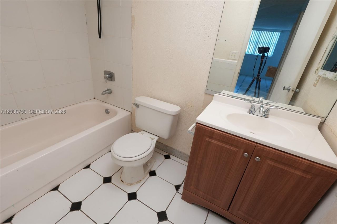 500 Executive Center Dr, Unit 1J, West Palm Beach, FL 33401 Photo
