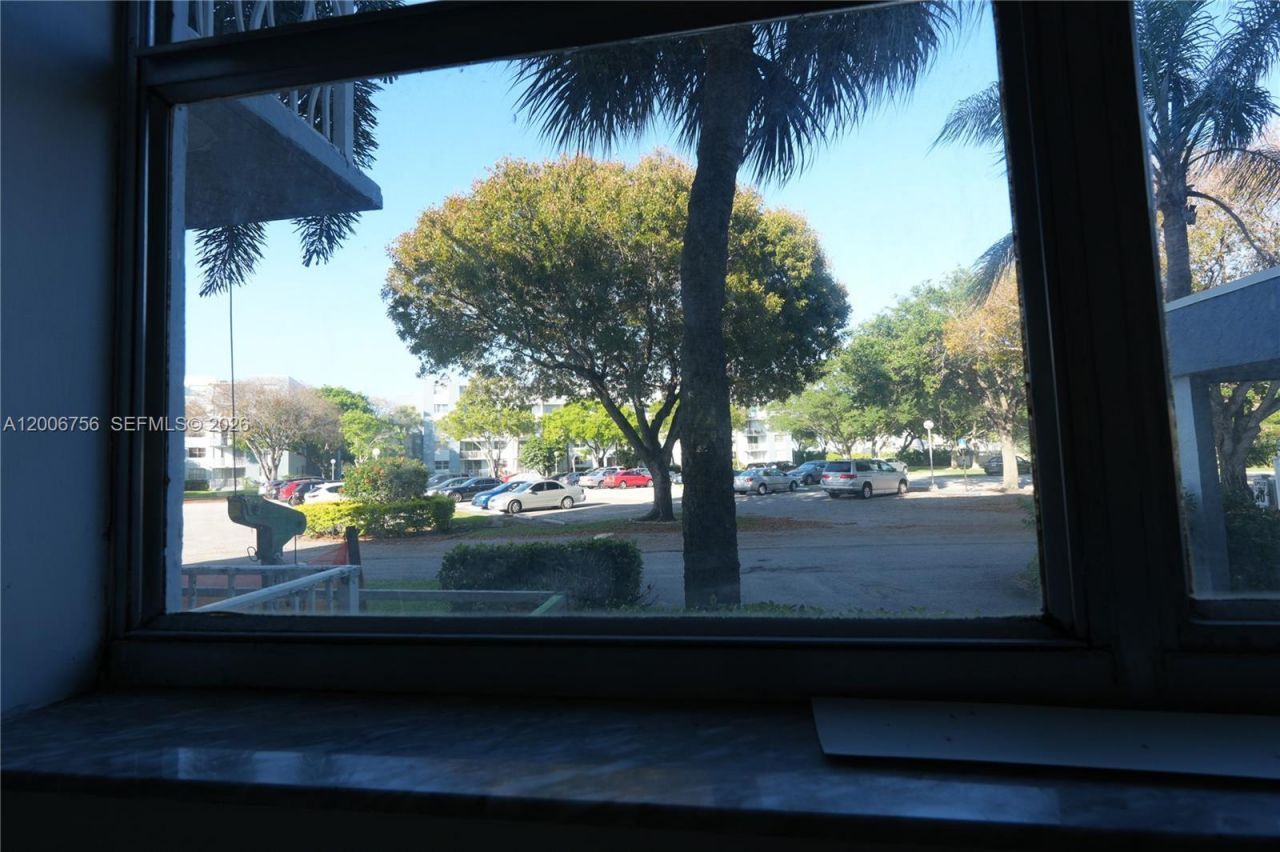 500 Executive Center Dr, Unit 1J, West Palm Beach, FL 33401 Photo