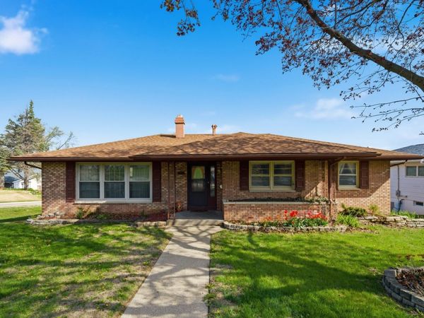 1918 W Garfield Street , Davenport, IA 52804