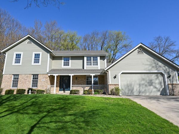 822 S Comanche Ln, Waukesha, WI 53188