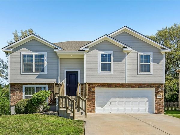 1614 NW Hilltop Lane, Grain Valley, MO 64029