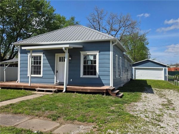 712 E Market Street, La Cygne, KS 66040