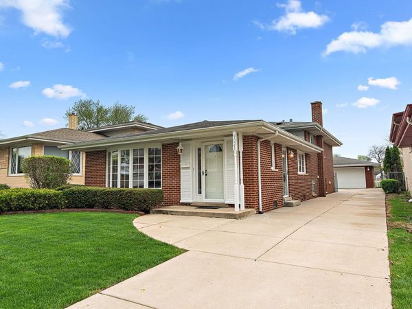 9021 S Francisco Avenue, Evergreen Park, IL 60805