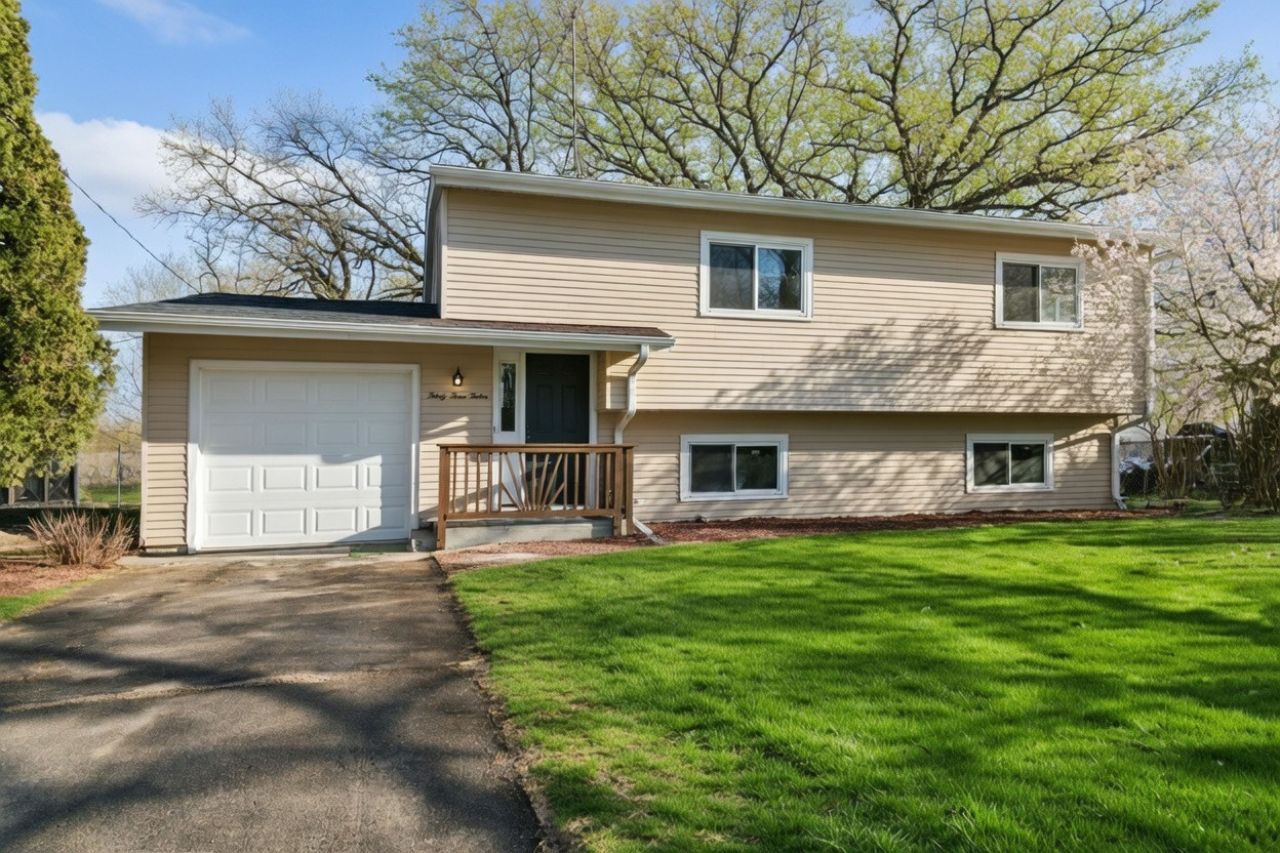 3312 W Lake Shore Drive , Wonder Lake, IL 60097