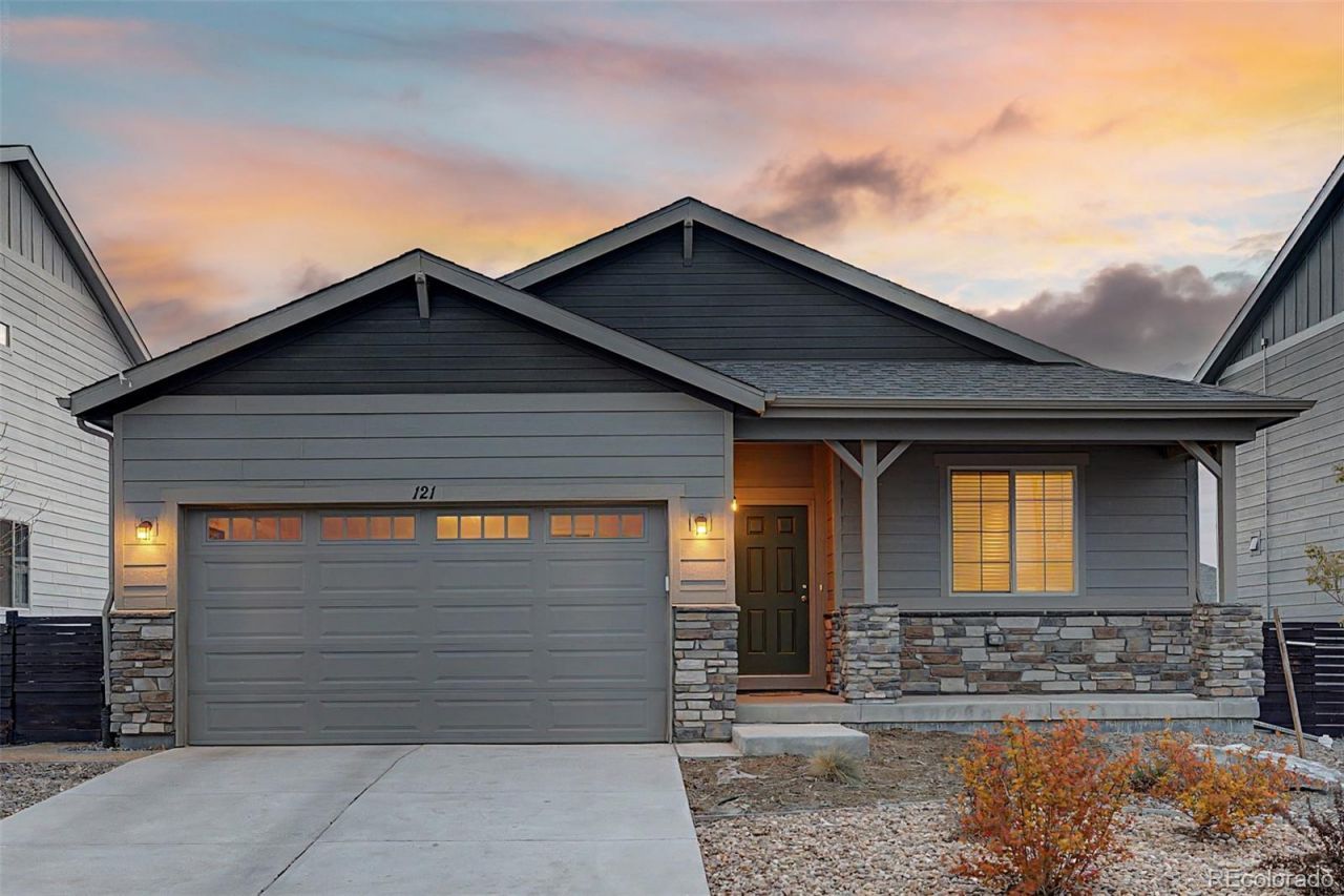 121 S Vandriver Way, Aurora, CO 80018 Main Photo