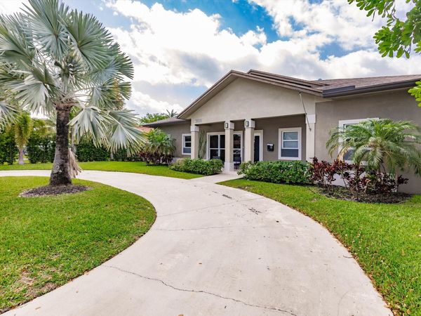 3660 S Longfellow Circle, Hollywood, FL 33021