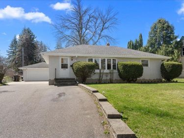 2368 Holloway Avenue E, Maplewood, MN 55109