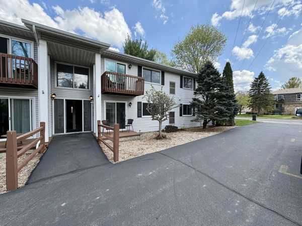 682 W Middle Street, Unit 4, Chelsea, MI 48118