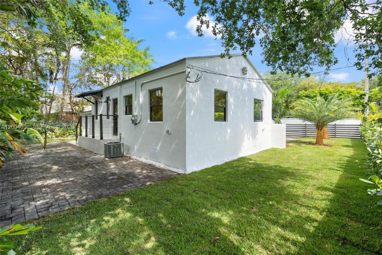 666 NE 62nd St, Miami, FL 33138 Photo