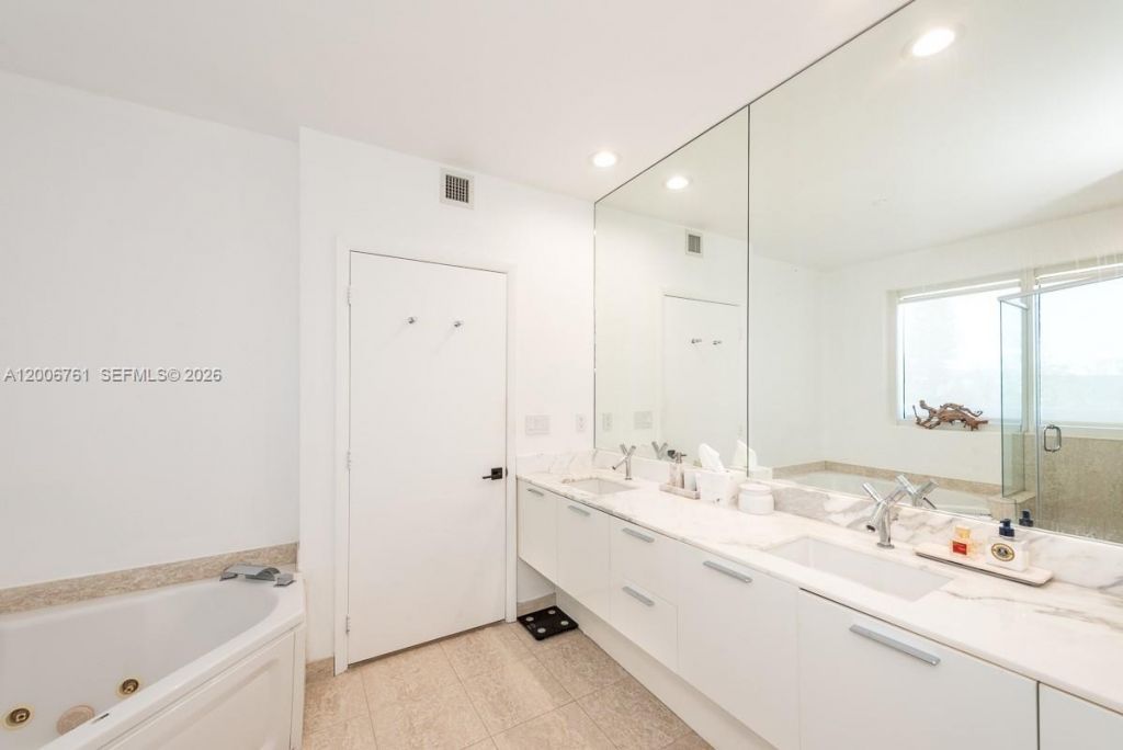 400 Alton Rd , Unit TH-1A, Miami Beach, FL 33139 Photo