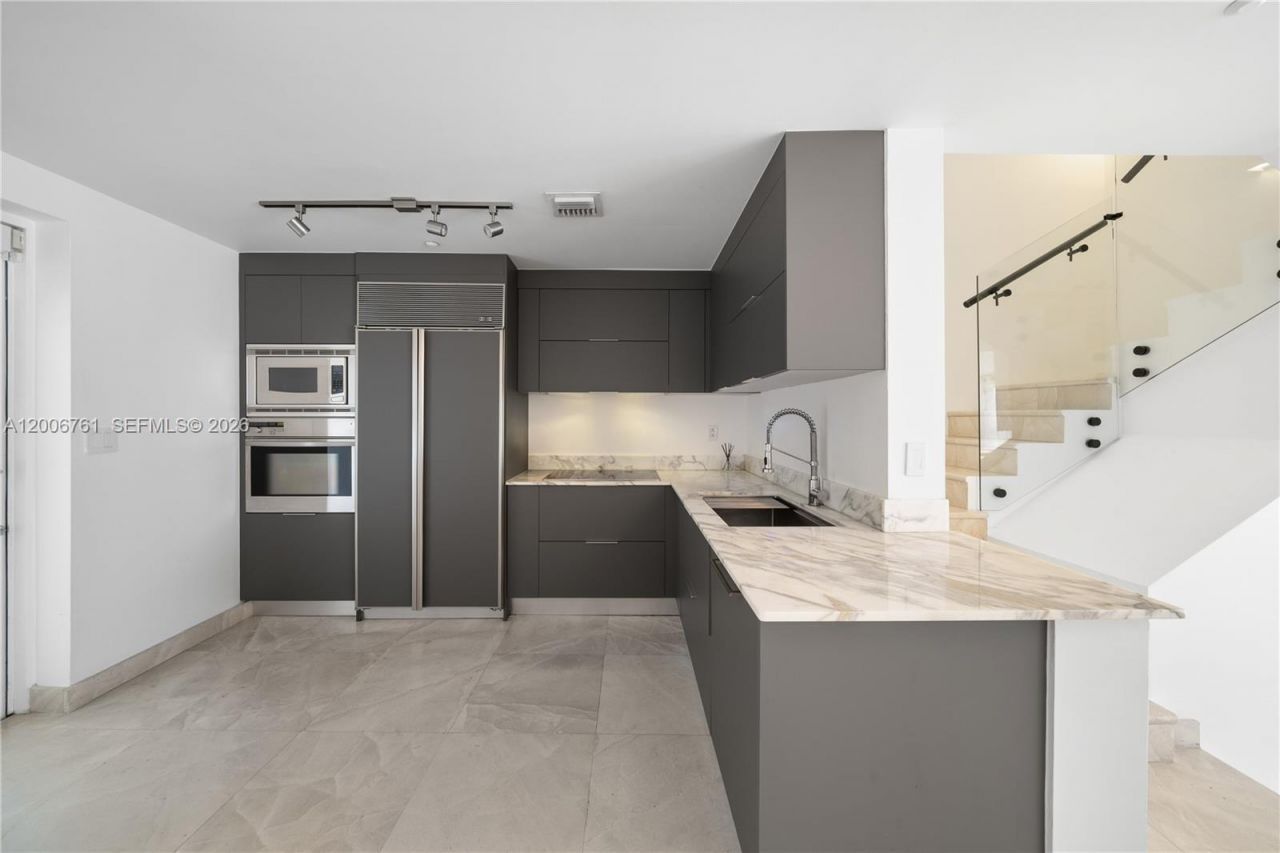 400 Alton Rd , Unit TH-1A, Miami Beach, FL 33139 Photo