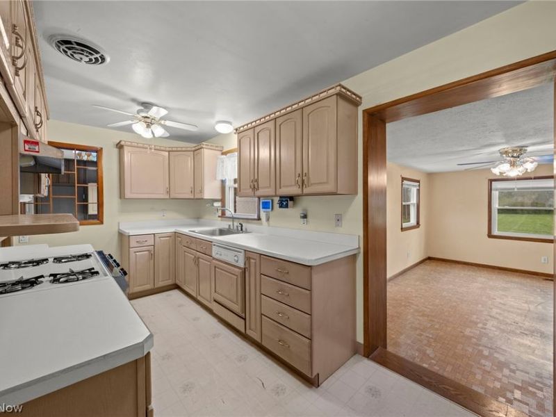 2031 W Pleasant Valley Road , Parma, OH 44134 Photo 8