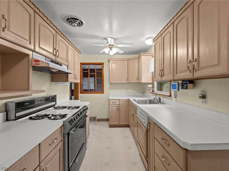 2031 W Pleasant Valley Road , Parma, OH 44134 Photo 9