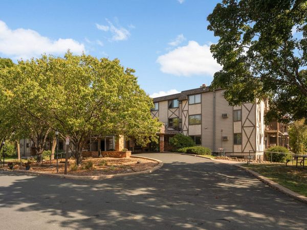 1304 W Medicine Lake Drive , Unit 202, Plymouth, MN 55441