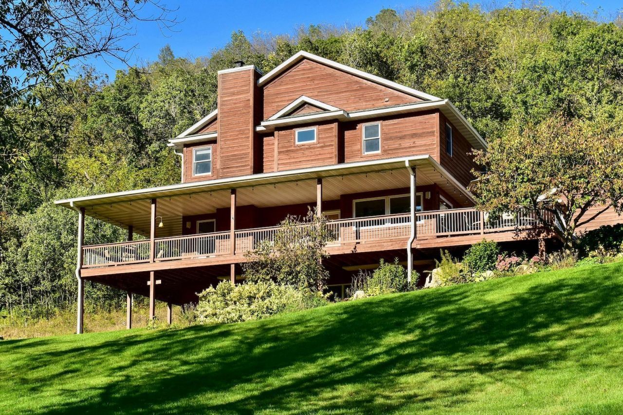 24242 Pfeiffer Hill Road , Winona, MN 55987
