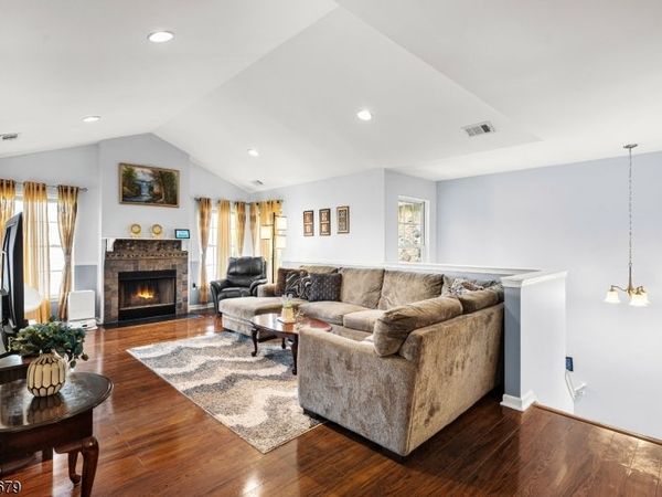 123 Chariot Ct, Piscataway, NJ 08854