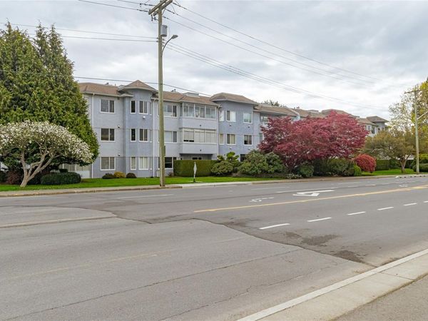 3931 Shelbourne St, Unit 208, Saanich, BC V8P 4H9