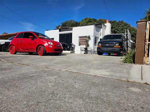 1829 NW 5th St , Miami, FL 33125