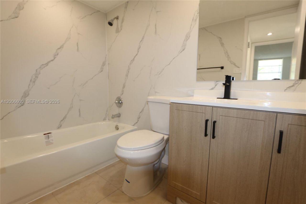 4550 NW 9th St , Unit 305E, Miami, FL 33126 Photo