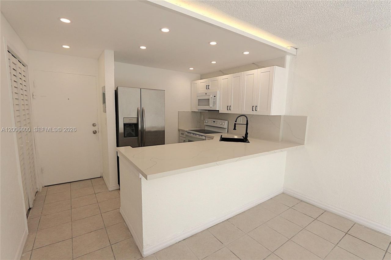 4550 NW 9th St , Unit 305E, Miami, FL 33126 Photo