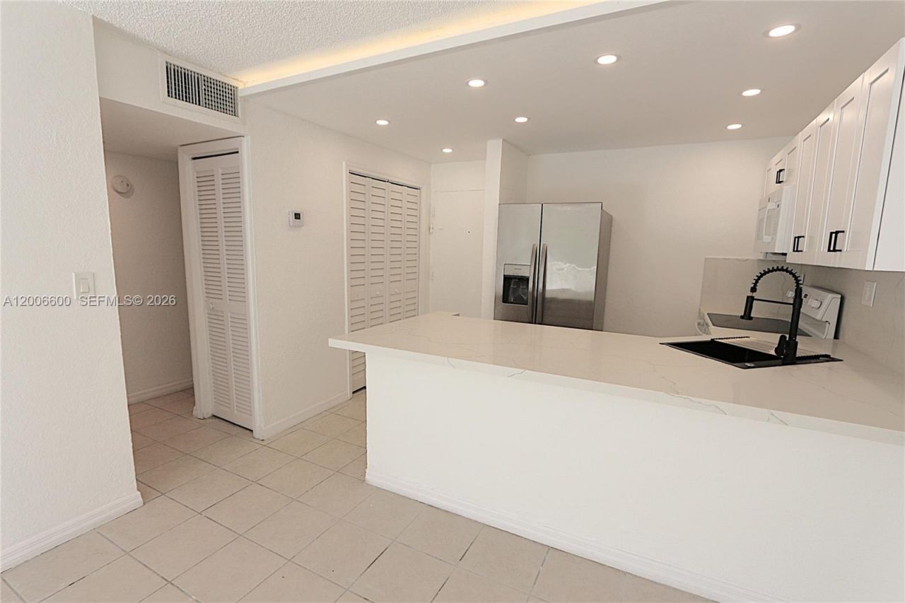 4550 NW 9th St , Unit 305E, Miami, FL 33126 Photo