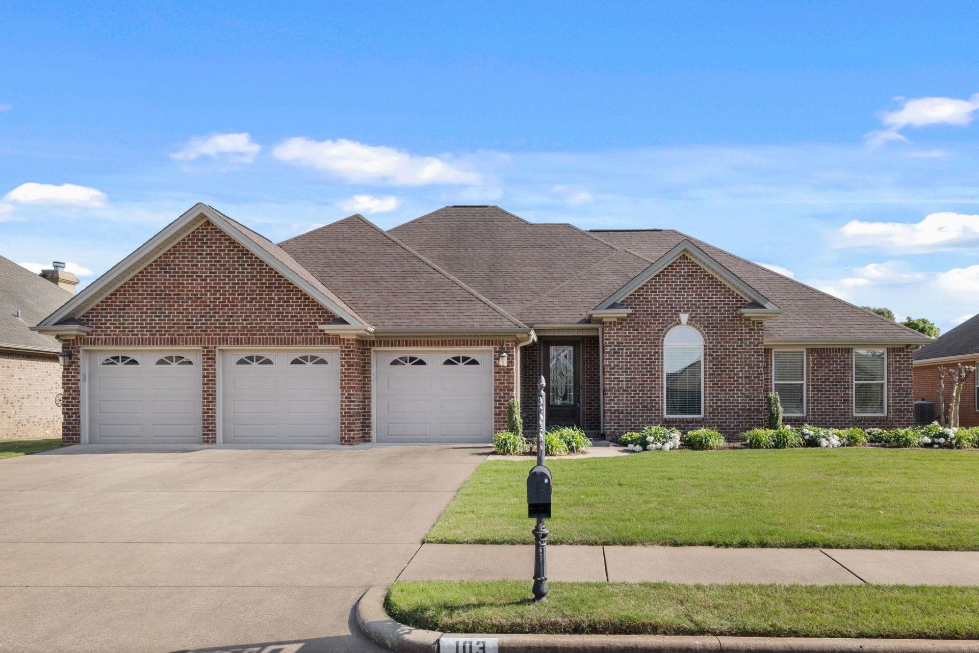103 Rhett Dr, Muscle Shoals, AL 35661 Main Photo